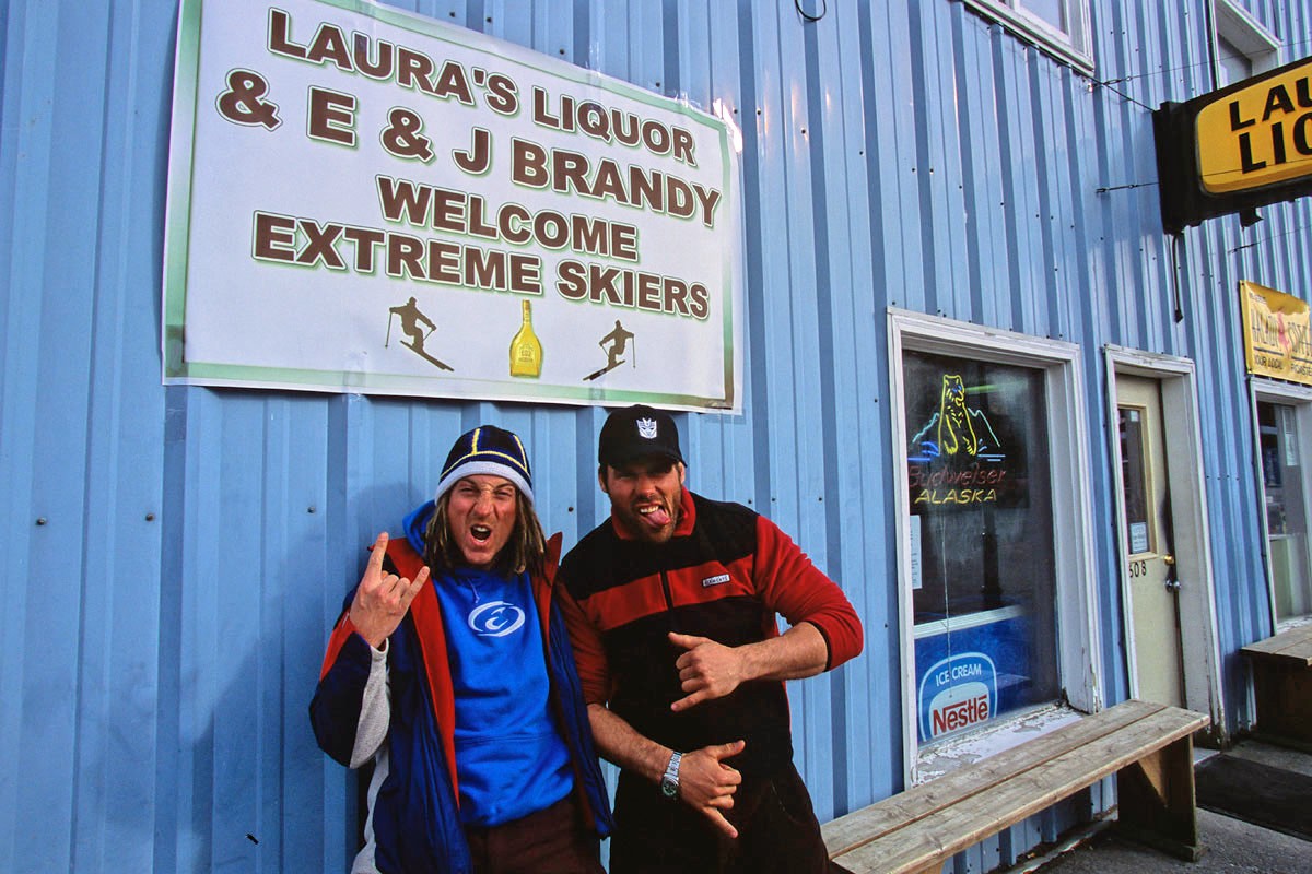 Kaj et Sverre, les potes ins&eacute;parables, &agrave; Cordova, Alaska, devant le shop de Laura - 2000.