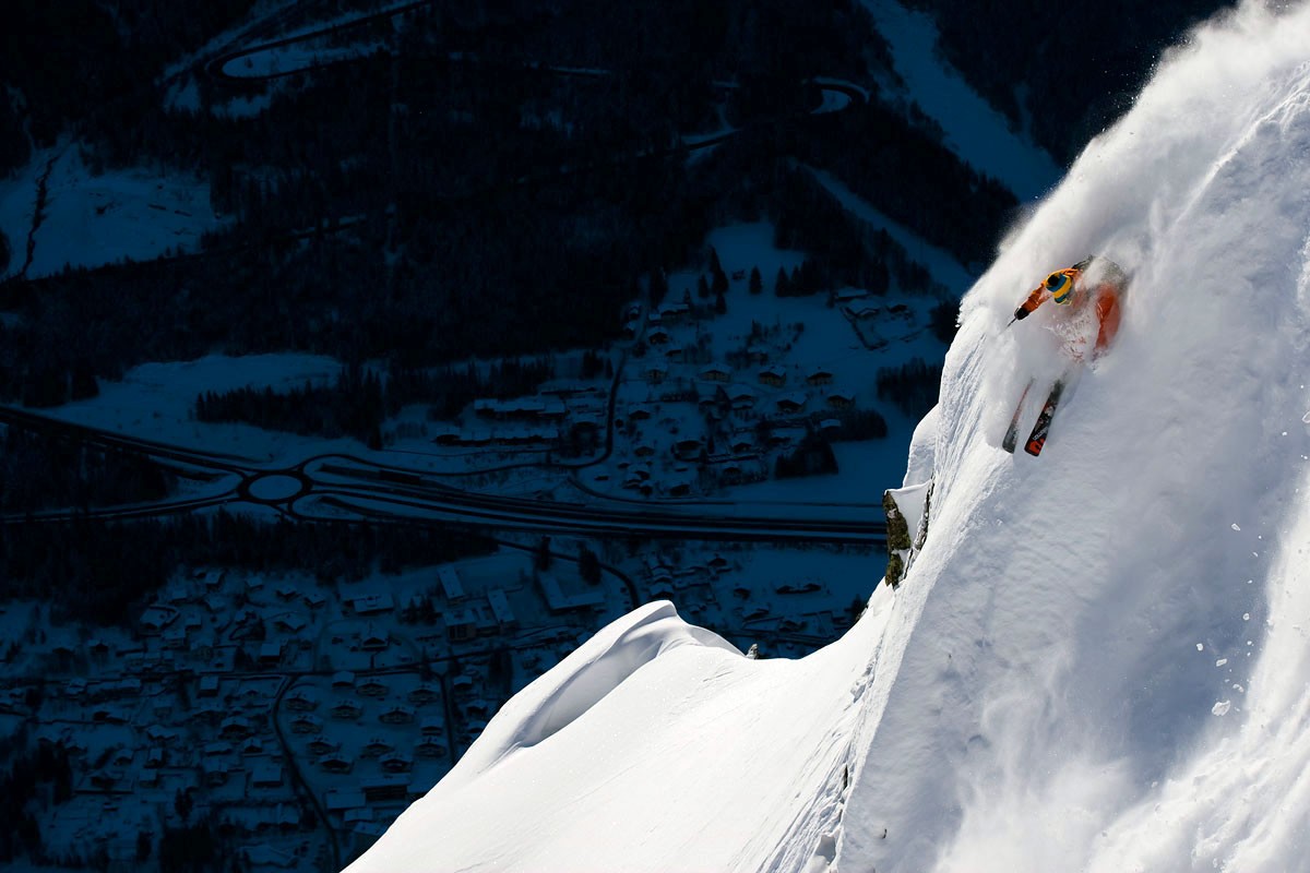 A Chamonix, sur le Br&eacute;vent, tout juste touch&eacute; par le soleil alors que la vall&eacute;e dort encore. Pour son premier run de la journ&eacute;e, Kaj a ski&eacute; vite et fort, comme il aime - 2010.