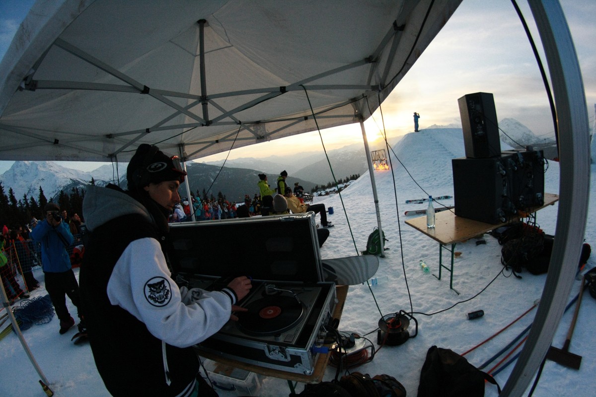DJ six et DJ Akira aux Platines