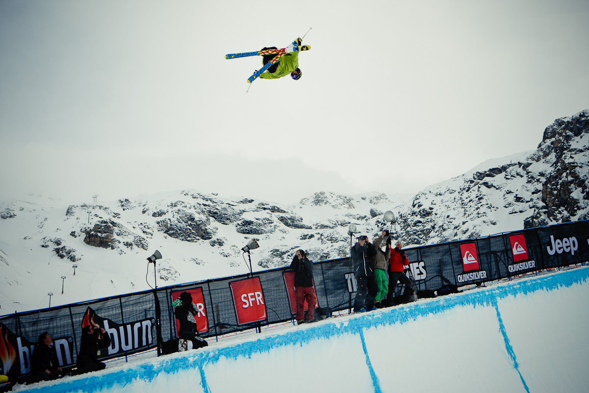 Dans les airs de son premier hit, au dessus des photographes