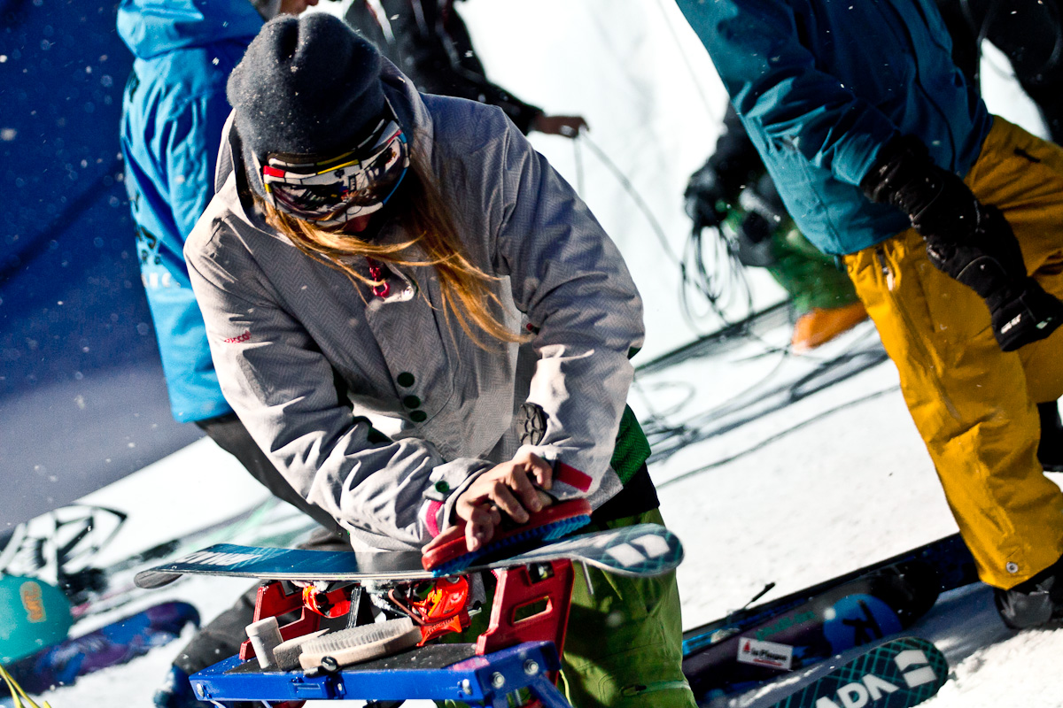 Elana farte les skis de Torin