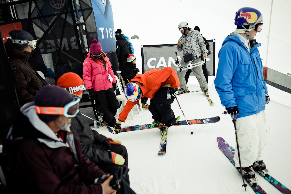 Markus r&eacute;vise ses grabs en haut du slopestyle. Il dispose d'un large panel de tricks