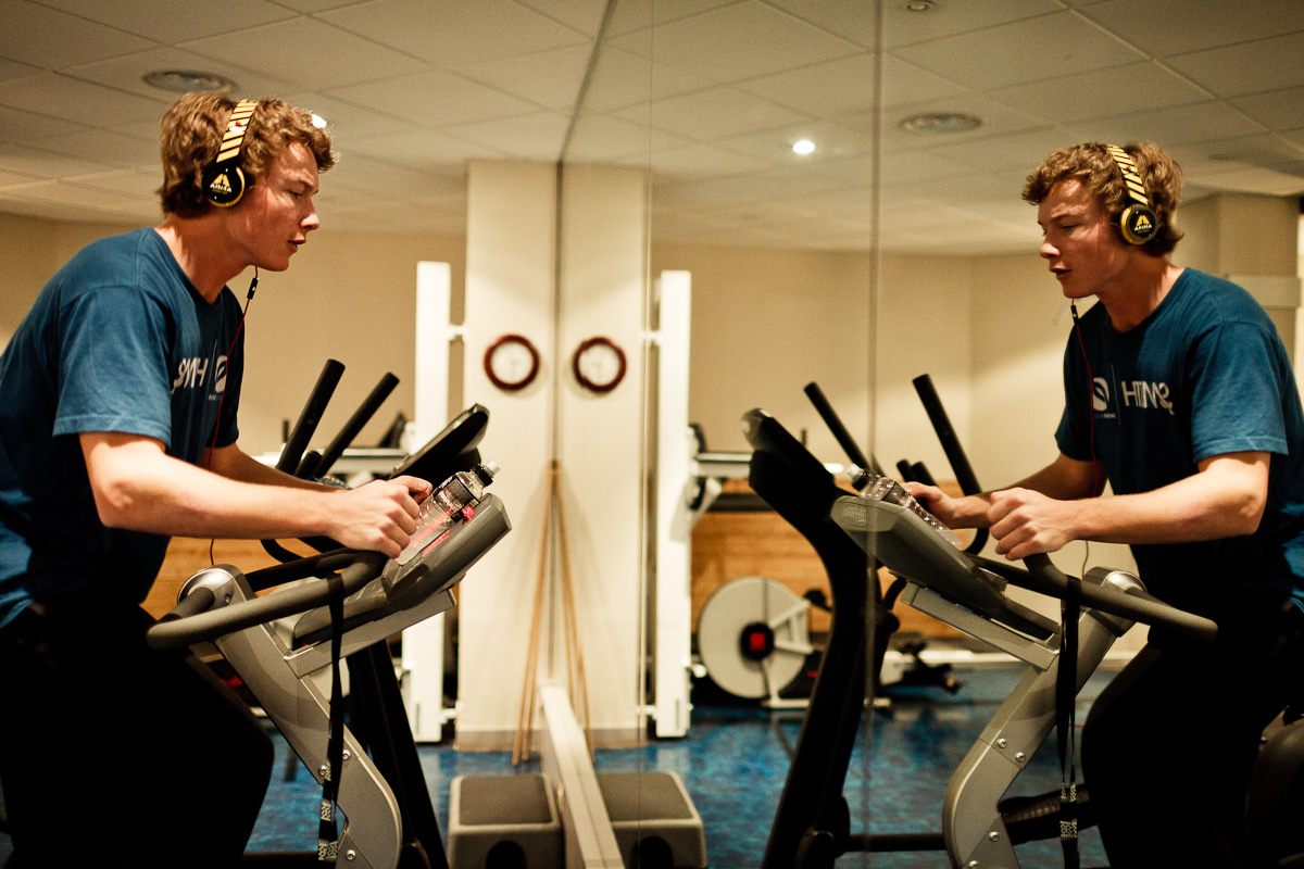 David face &agrave; lui m&ecirc;me dans la salle de fitness