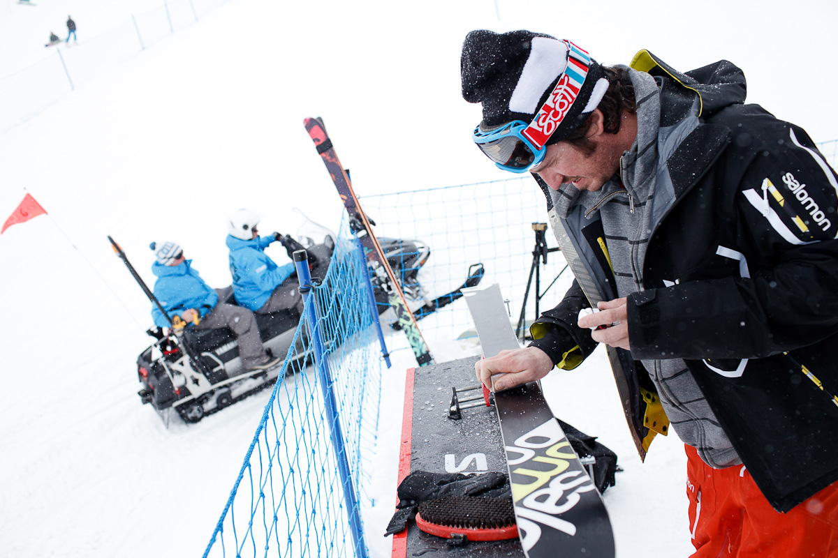 Pr&eacute;paration des skis sur le haut du slopestyle. La neige colle.