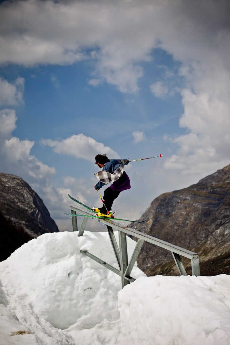 L&eacute;o Taillefer, seul rider de la journ&eacute;e &agrave; s'aventurer sur le rail en mont&eacute;e.