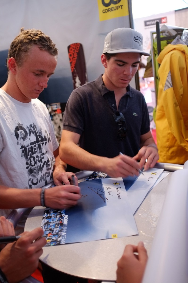 Julien Lange et Ben Valentin, studieux sur le stand Coreupt.