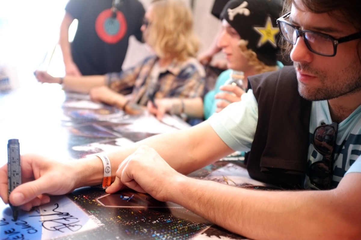 JP Auclair signe avec Jacob Wester et Phil Casabon.