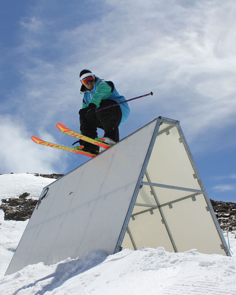 Francois Lagersie a d&eacute;j&agrave; dompt&eacute; ses nouveaux skis ATOMIC sur le glacier des 2 Alpes
