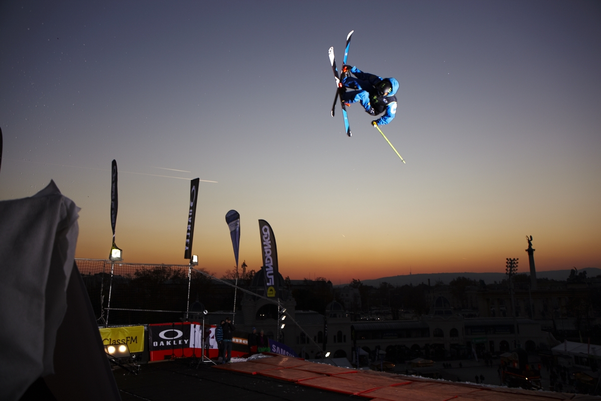Kevin Rolland teste ses nouveaux skis sur le kicker .