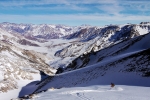 L´entrée du canyon en descendant de la brèche du Soldado, où le vent a déposé une petite couche inattendue au vu du peu de neige.... En fond, la vallée de station de Las Leñas.