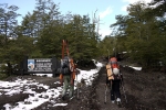 Au départ du Llaima : une longue marche d'approche nous attend, on se prend pour des mules...