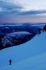 Deuxième tentative de l'ascension du Villarica, après des conditions météo défavorables... cette fois sera la bonne ! Les premières lueurs du matin éclairent joliment le Llaima, au fond.