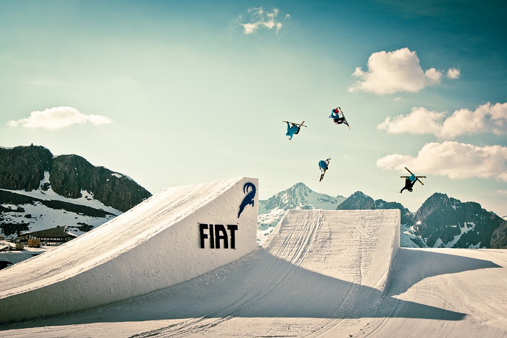 Fabio Studer, Lolo Favre, Toni H&ouml;llwart et Tobi Tritscher sur le glacier de Kaunertal pour le shoot Legs of Steel.