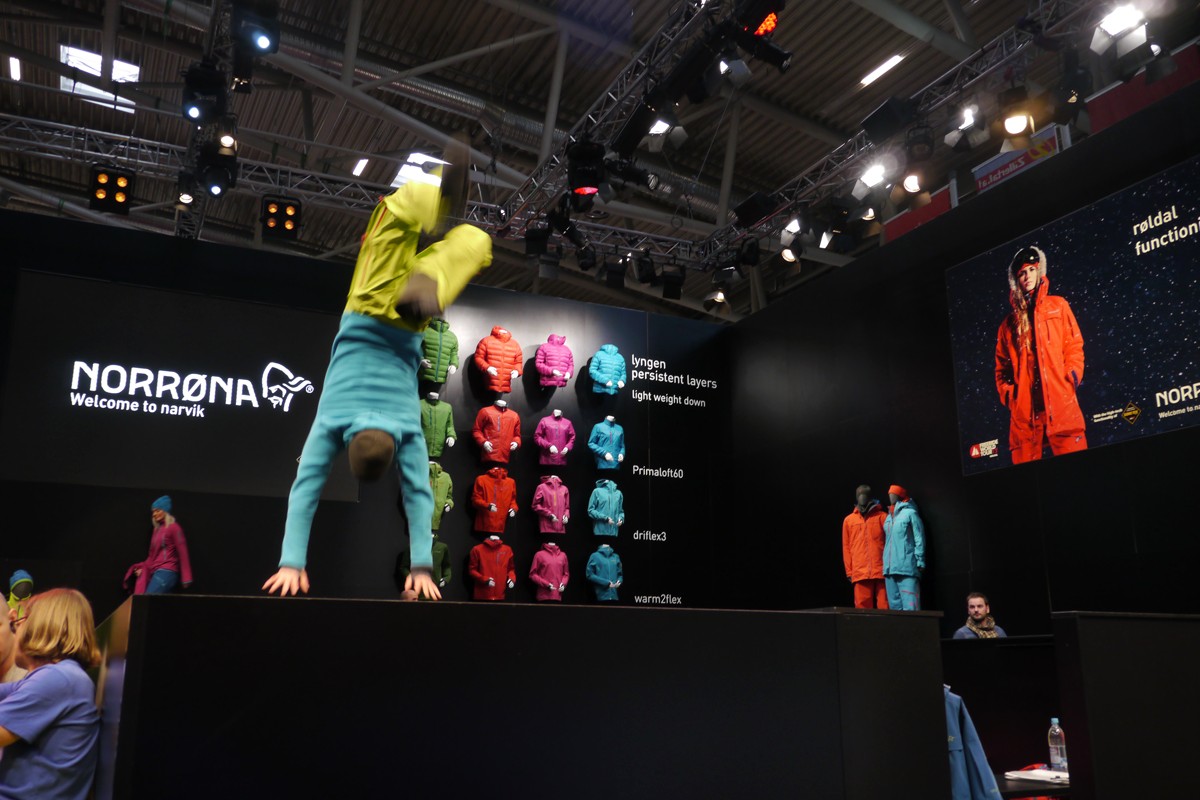 Acrobaties dans le d&eacute;fil&eacute; du stand Norrona