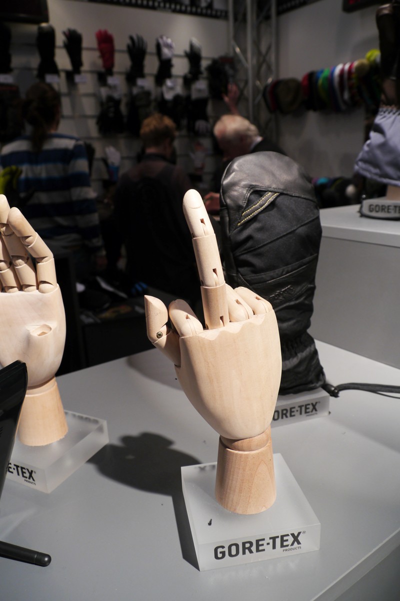 D&eacute;tournement sur le stand DaKine