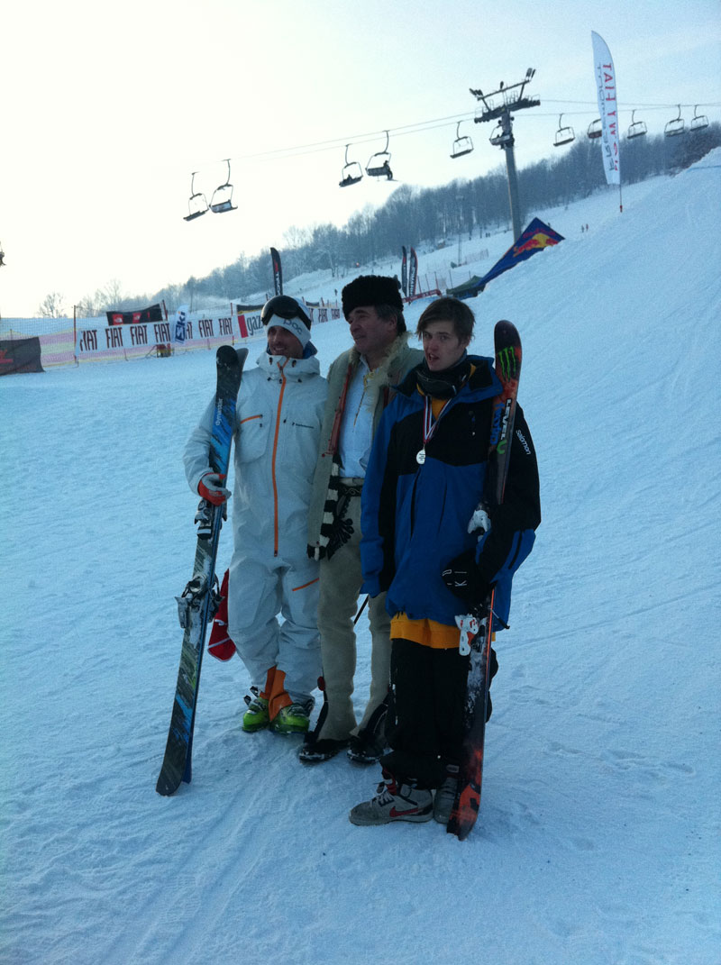 Szczepan, son p&egrave;re en habit traditionnel et son fre?re superstar