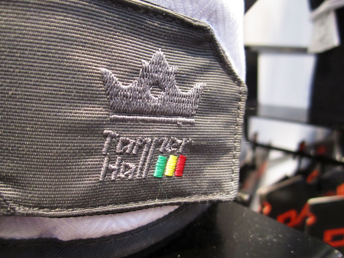 d&eacute;tail du gant de Tanner chez Dakine