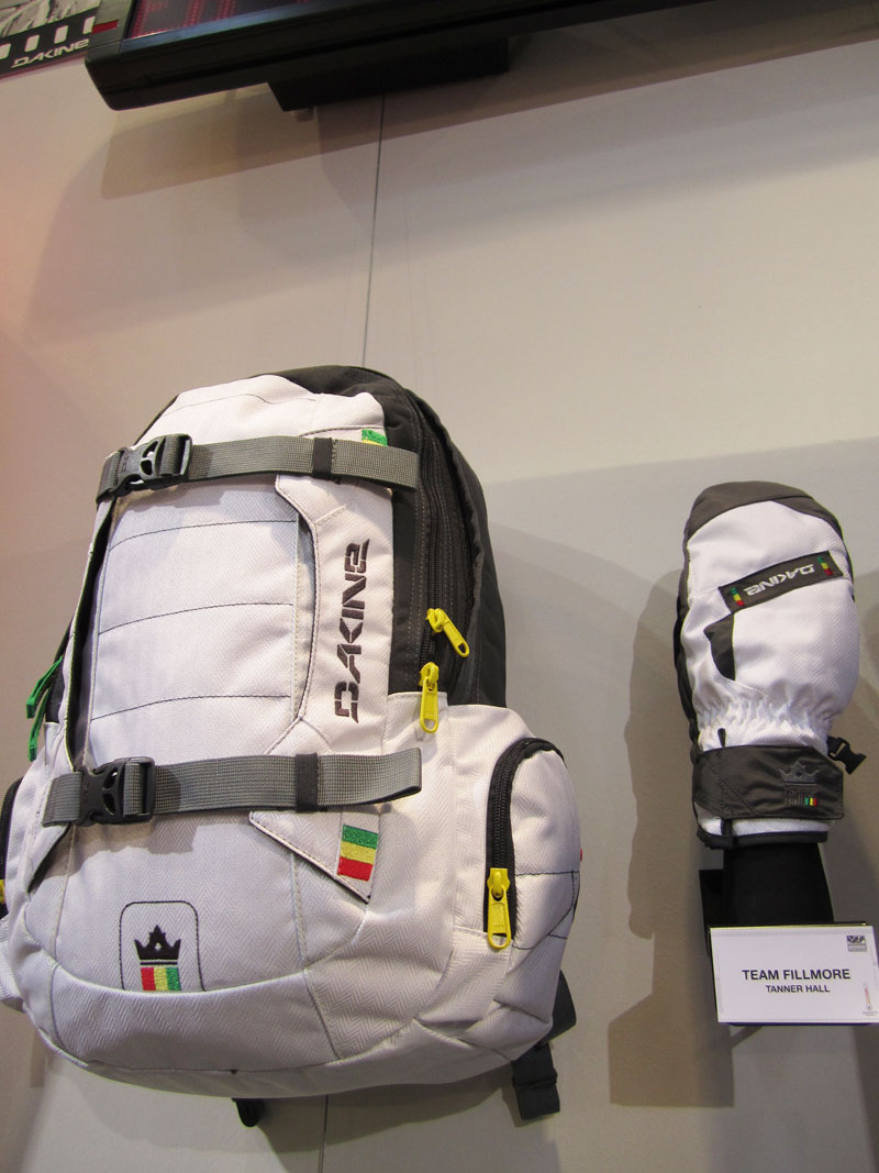 Gants et sac assortis chez Dakine pour Tanner