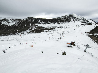 Neige molle marron ou glace blanche béton ?