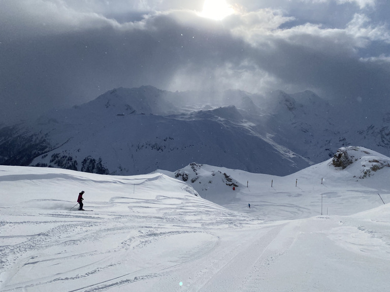 Quelques cm de fraiche du bon ski de piste en perspective