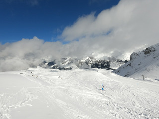 Jour blanc puis grosse éclate dans la neige de printemps à Arêches