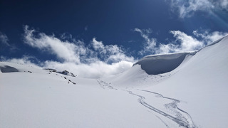 Partie de cache-cache avec les nuages