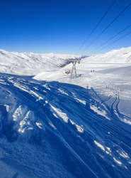 Bleu pétard et neige toute douce