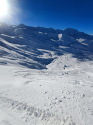 Bleu pétard et neige toute douce