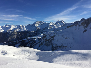 Du bleu au dessus et en dessous des skis