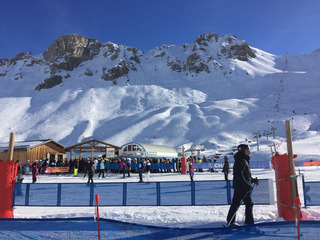 Du bleu au dessus et en dessous des skis