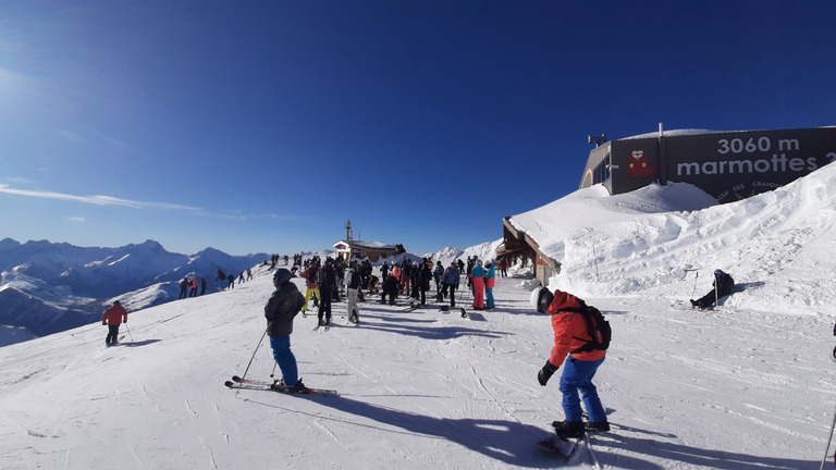 Sarenne au top pour les matinaux : neige velours 🤩 descente Mach 2 😜