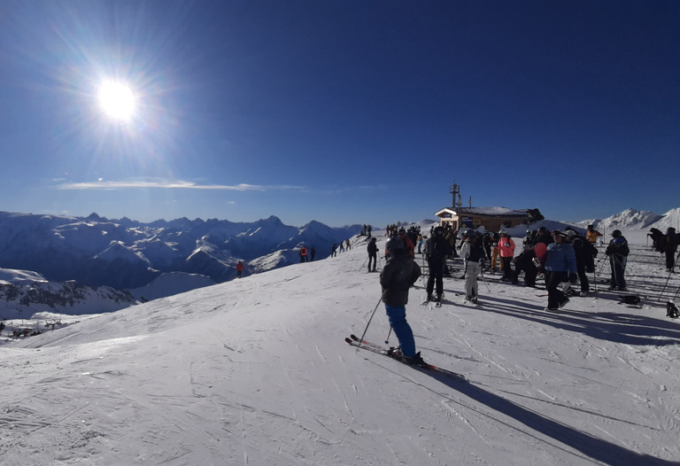 Sarenne au top pour les matinaux : neige velours 🤩 descente Mach 2 😜