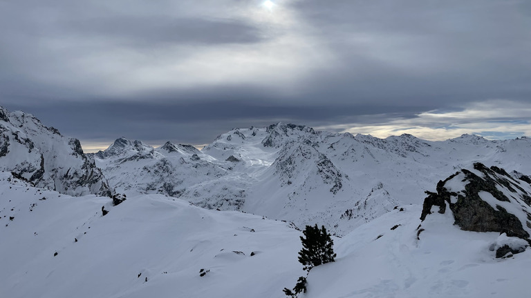 Couleurs grandioses avant les nuages