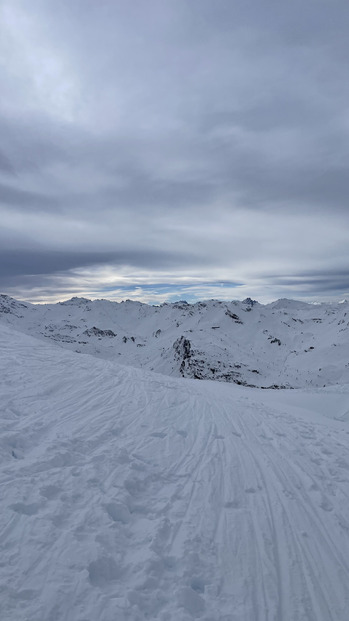 Couleurs grandioses avant les nuages