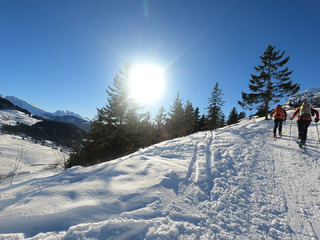 Neige très changeante sous le soleil pour monter au Col Sur les Freu