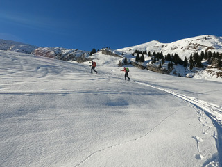 Neige très changeante sous le soleil pour monter au Col Sur les Freu