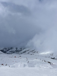 Un peu de neige et beaucoup de brouillard