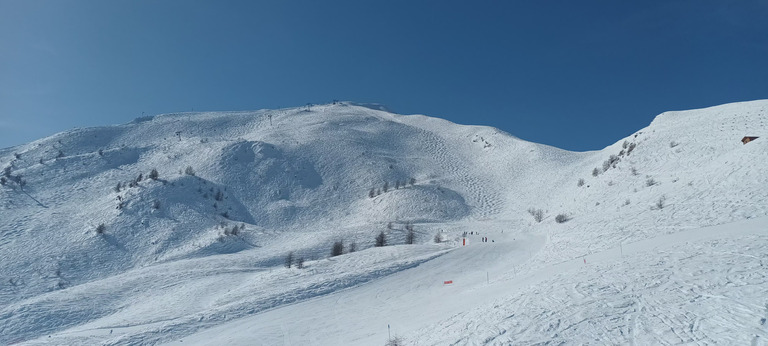 top dans les bosses en neige douce et en carving de printemps 