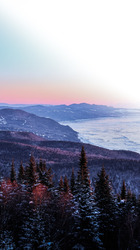 Couché et levé de soleil sur la « montagne » du mont à Liguori 