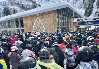 Visibilit&eacute; m&eacute;diocre et une affluence hors-norme sur Arc 2000 !