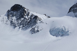 Poudreuse &eacute;ph&eacute;m&egrave;re en bas mais froide et durable en haut 