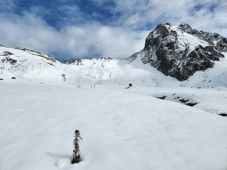 Hautes Pyrénées, ça skie avec 30 cm à 2200m ! :) 