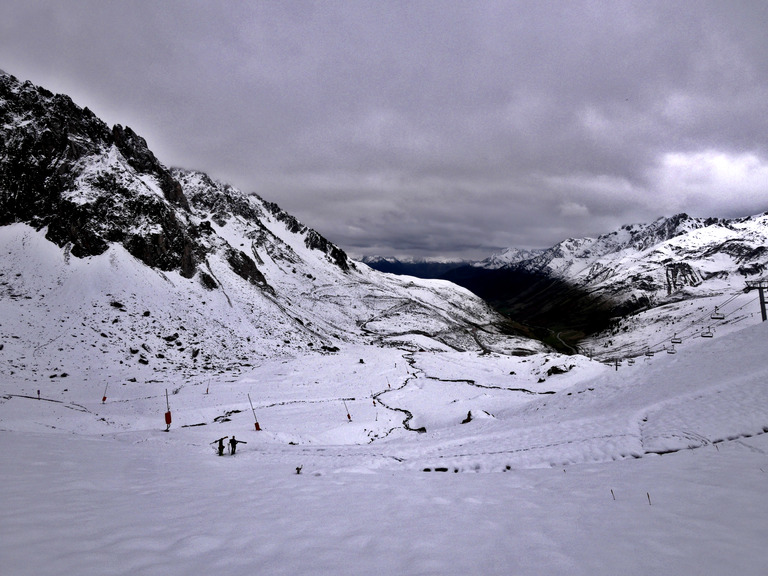 Hautes Pyrénées, ça skie avec 30 cm à 2200m ! :) 