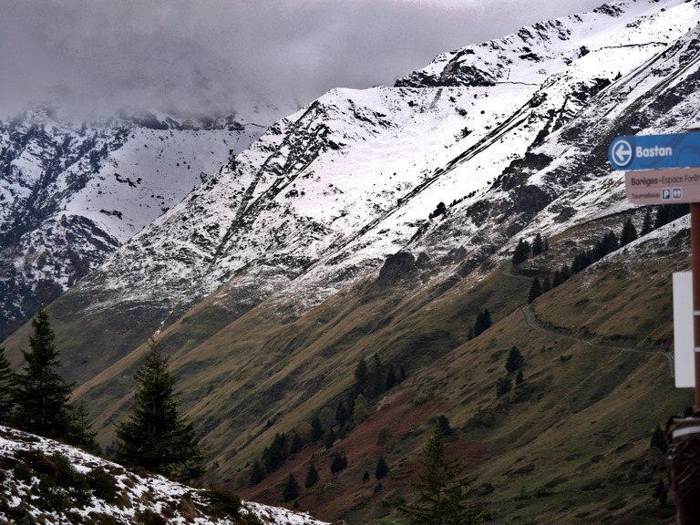 Hautes Pyrénées, ça skie avec 30 cm à 2200m ! :) 