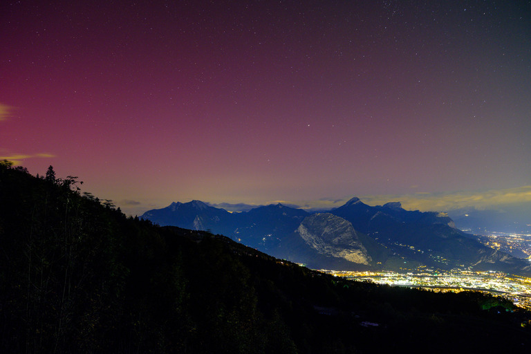 Aurore boréale sur Grenoble et la Chartreuse