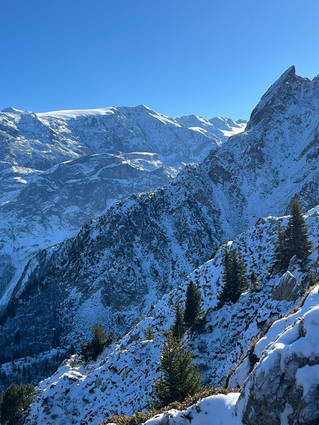 Les crétes des Monts Charvet