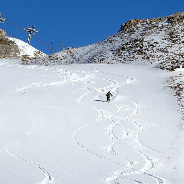 Ouverture avec peu de neige fraîche mais pléthore de skis à tester!