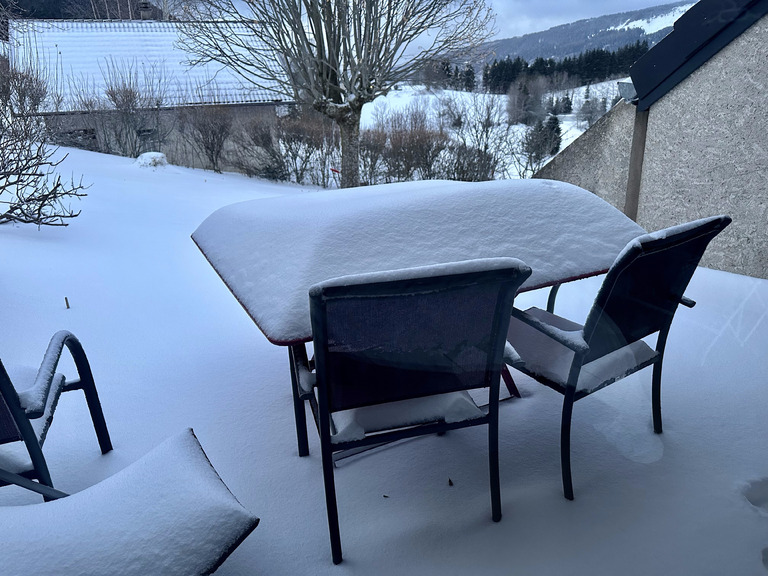 Belle chute de neige ventée dans le Vercors. Noël blanc assuré ! 🎄☃️