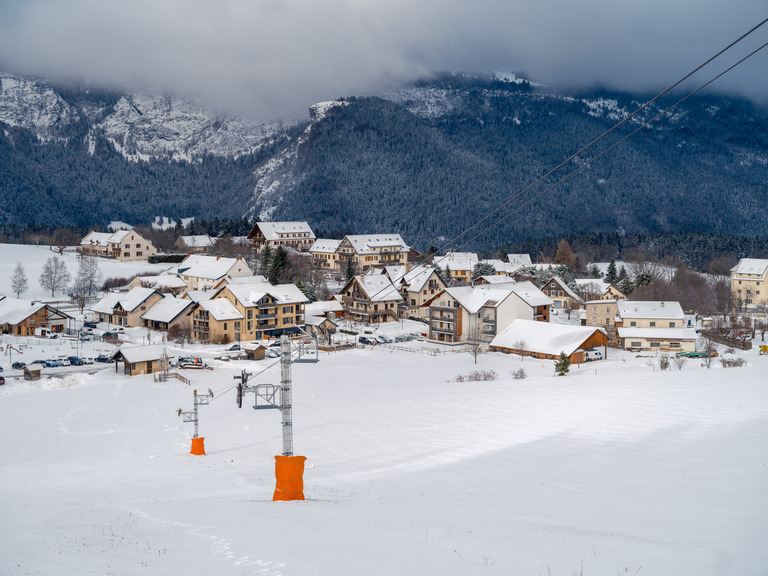 Belle chute de neige ventée dans le Vercors. Noël blanc assuré ! 🎄☃️