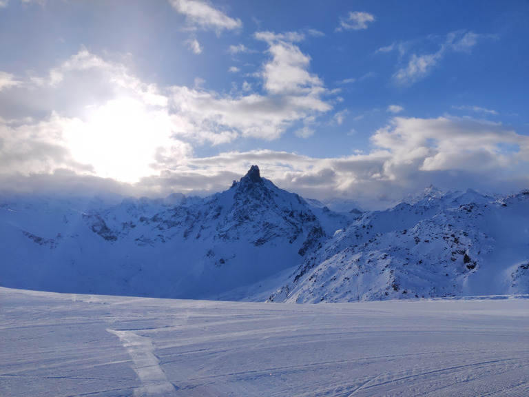 Journée ensoleillée et neige fraîche 